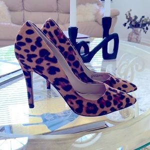Beautiful Neumann Marcus leopard pumps. Size 7.5 in microsuede